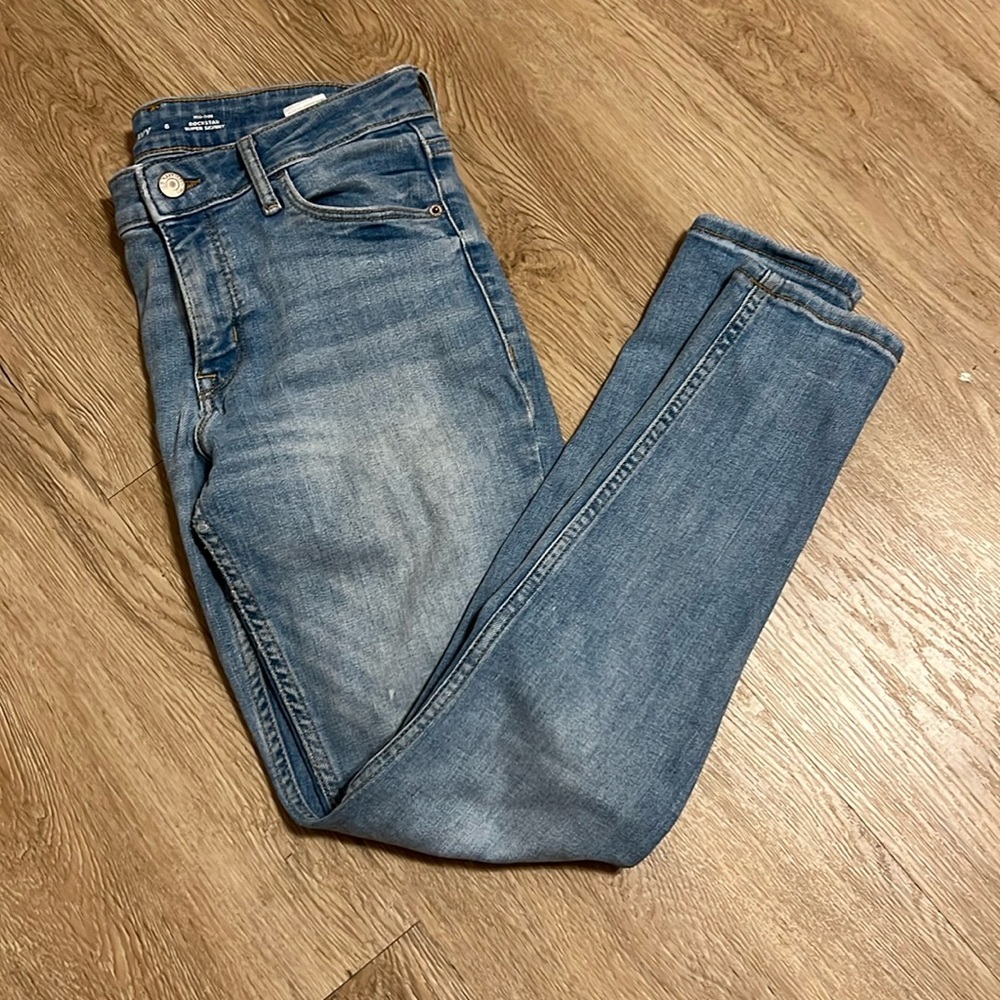 Old Navy Mid-Rise Rockstar Super Skinny. Size 6